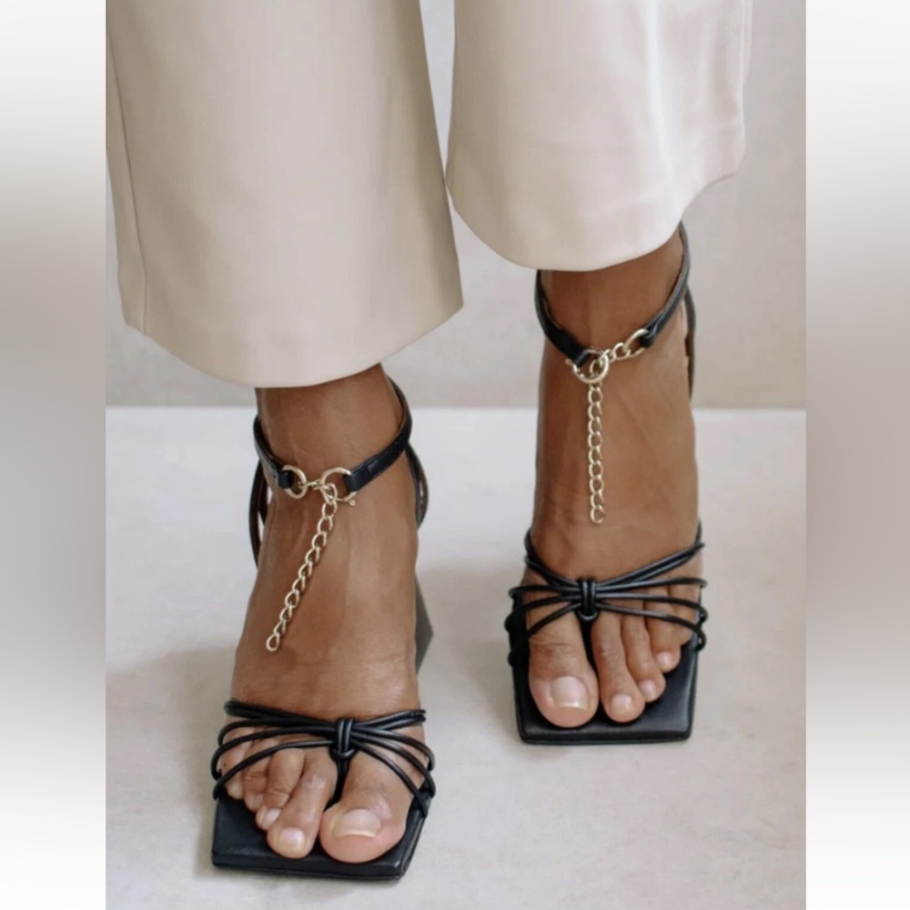 ALOHAS Cactus Black Strappy Block Heel Sandal Gold Tone
Chain Accent